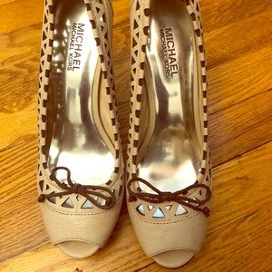 Michael Michael Kors nude leather peep toe pumps